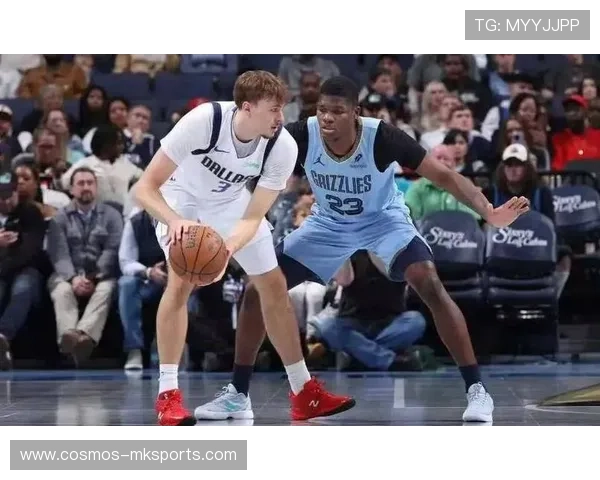 灰熊球迷热情助威,主场氛围引爆全场 灰熊球迷热情助威,主场氛围引爆全场